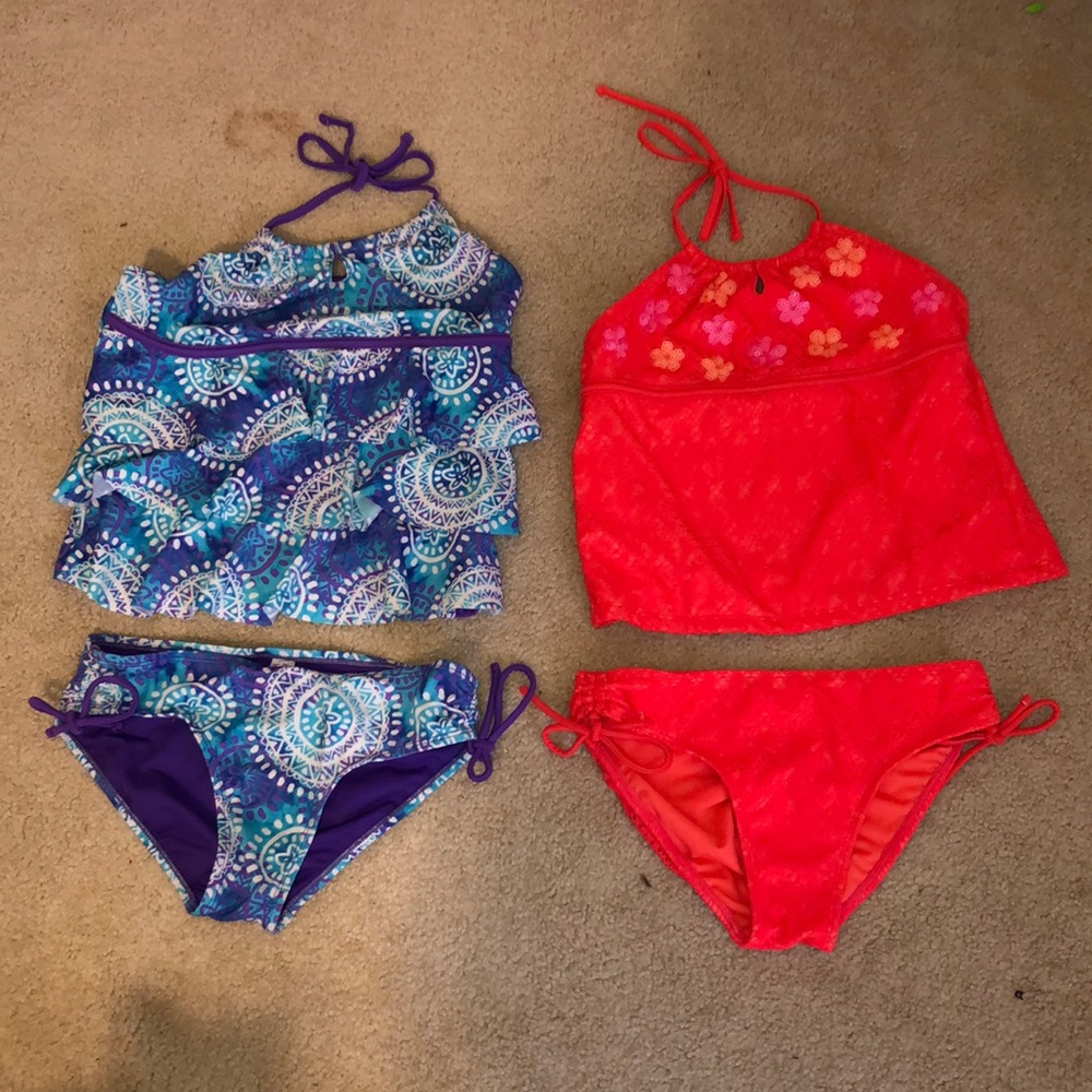 2 girls tankinis